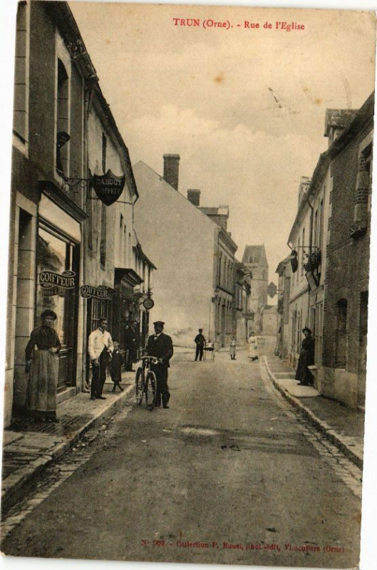 Carte postale ancienne Trun - Rue de l'eglise à Trun