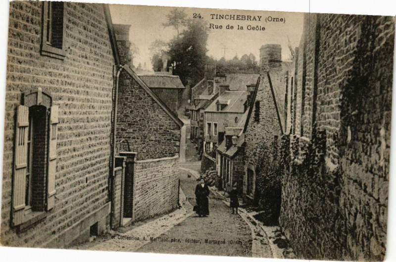 Carte postale ancienne Tinchebray - Rue de la geole