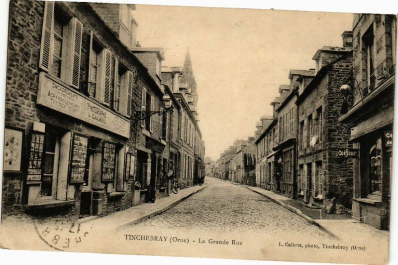 Carte postale ancienne Tinchebray - La Grande Rue
