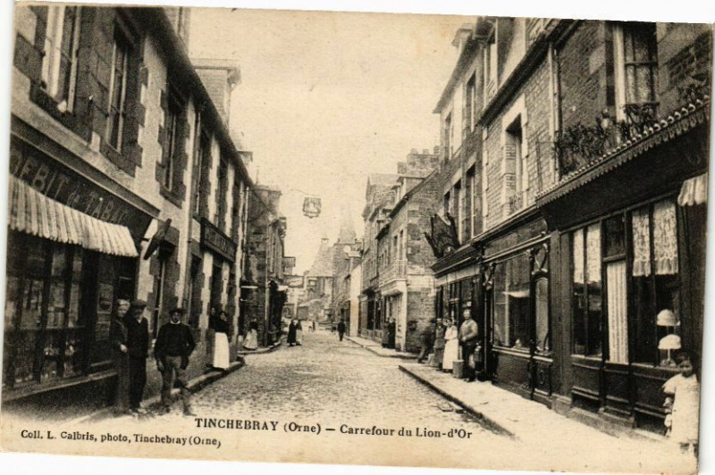 Carte postale ancienne Tinchbray - Carrefour du lion