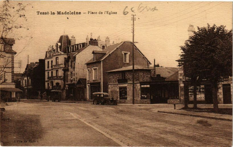 Carte postale ancienne Tesse-la-Madeleine - Place de l'eglise