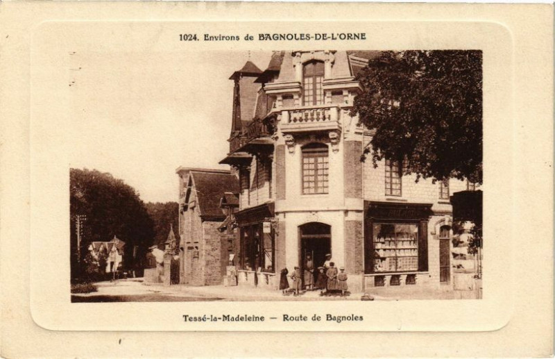 Carte postale ancienne Tesse-la-Madeleine - Route de Bagnoles