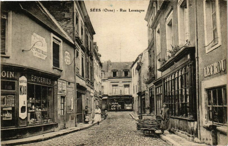 Carte postale ancienne Sees - Rue Levesque à Sées