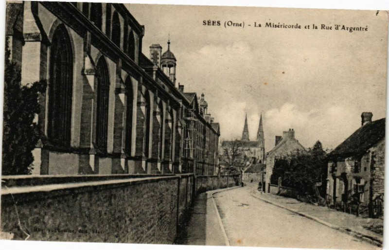 Carte postale ancienne Sees - La Miséricorde et la Rue d'Argentré à Sées