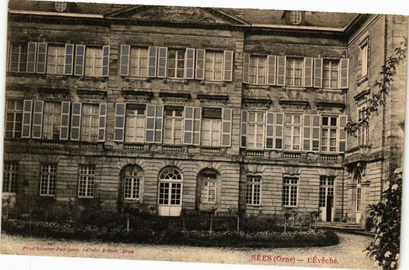 Carte postale ancienne Sees - L'Evéché à Sées