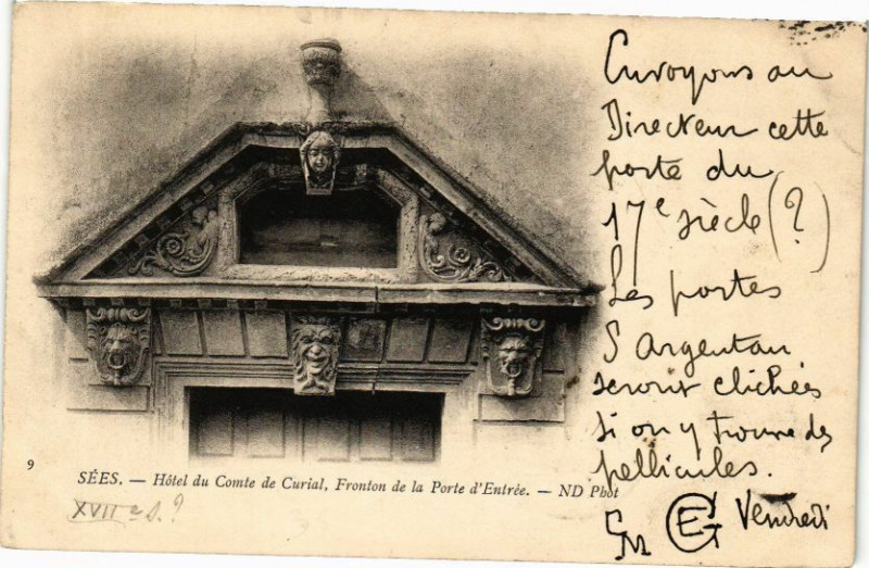 Carte postale ancienne Sees - Hotel du Comte de Curial, Fronton de la Porte d'Entrée à Sées