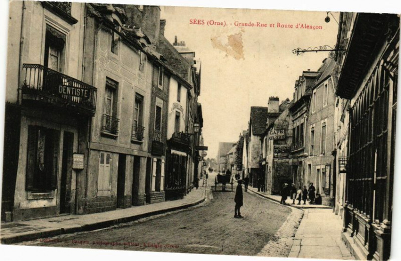 Carte postale ancienne Sees - Grande Rue et Route d'Alencon à Sées