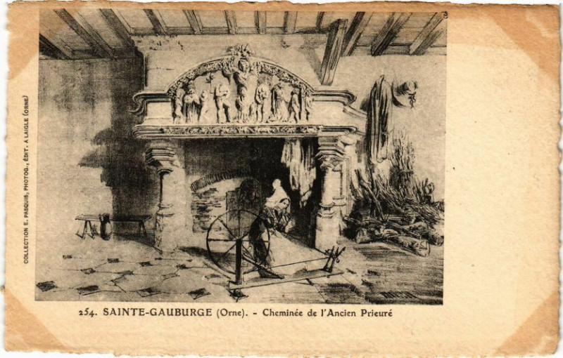 Carte postale ancienne Sainte-Gauburge - Cheminée de L'Ancien Prieuré à Ri