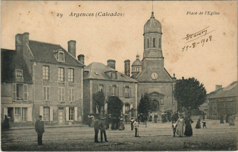 Carte postale ancienne Argences - Place de l'Eglise à Argences