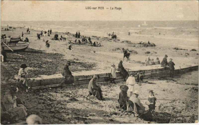 Carte postale ancienne Luc-sur-Mer - La Plage à Luc-sur-Mer