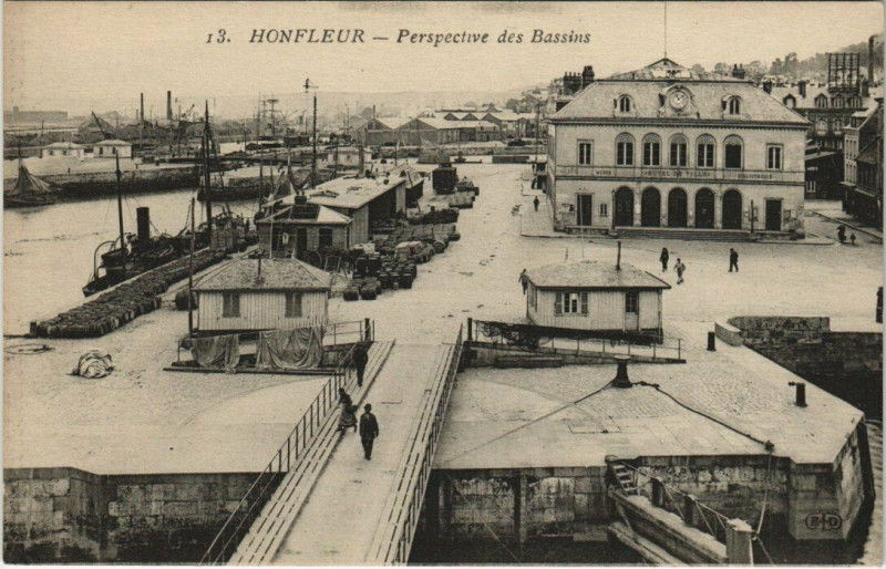 Carte postale ancienne Honfleur - Perspective des Bassins à Honfleur