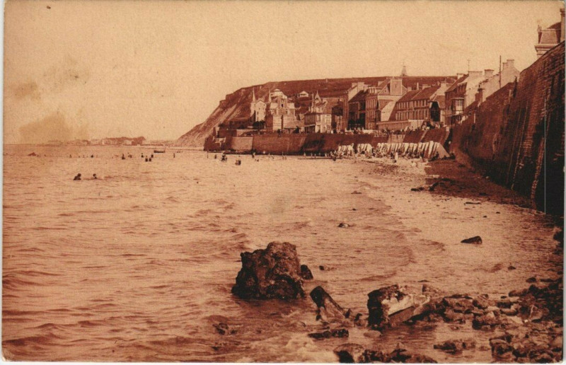 Carte postale ancienne Arromanches-les-Bains - Un coin de la Plage à Arromanches-les-Bains