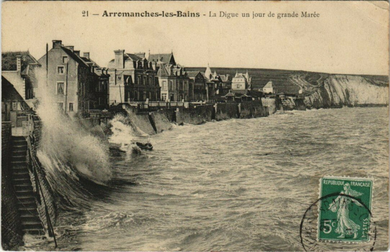 Carte postale ancienne Arromanches-les-Bains - La Digue un jour de grande Marée à Arromanches-les-Bains