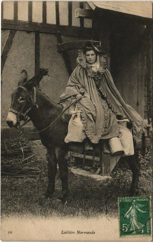 Carte postale ancienne Laitiere Normande