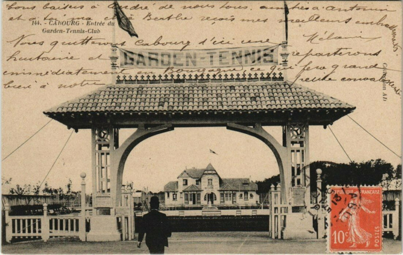 Carte postale ancienne Cabourg - Entrée du Garden-Tennis-Club à Cabourg