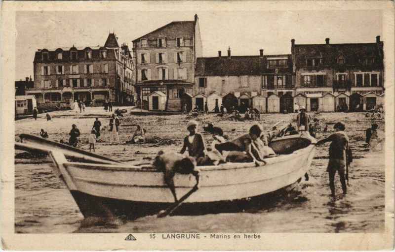 Carte postale ancienne Langrune - Marins en herbe