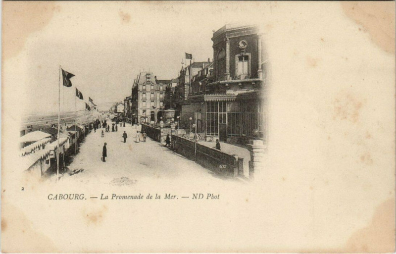 Carte postale ancienne Cabourg - La Promenade de la Mer à Cabourg