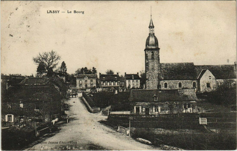 Carte postale ancienne Lassy - Le Bourg