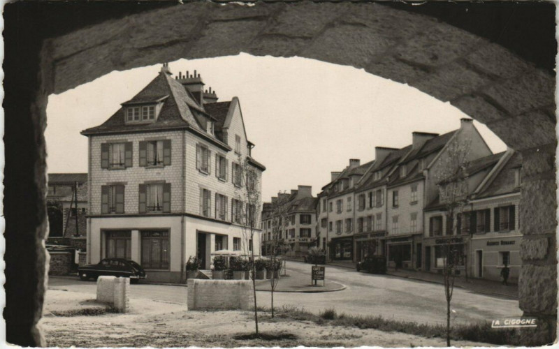 Carte postale ancienne Thury-Harcourt - Rue de Caen à Caen