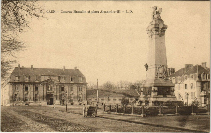 Carte postale ancienne Caen - Caserne Hamelin et place Alexandre Iii à Caen