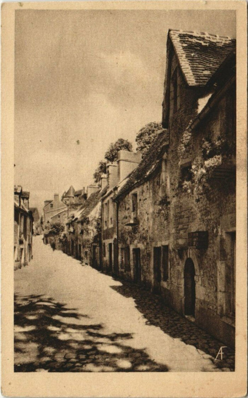 Carte postale ancienne Falaise - - Vieille rue - Au fond Porte des Cordeliers à Falaise
