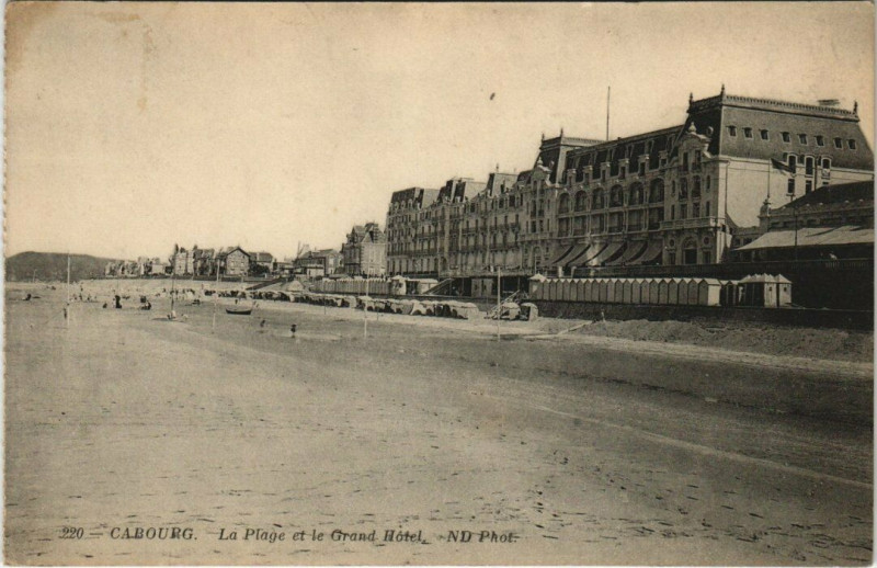 Carte postale ancienne Cabourg - La Plage et le Grand Hotel à Cabourg