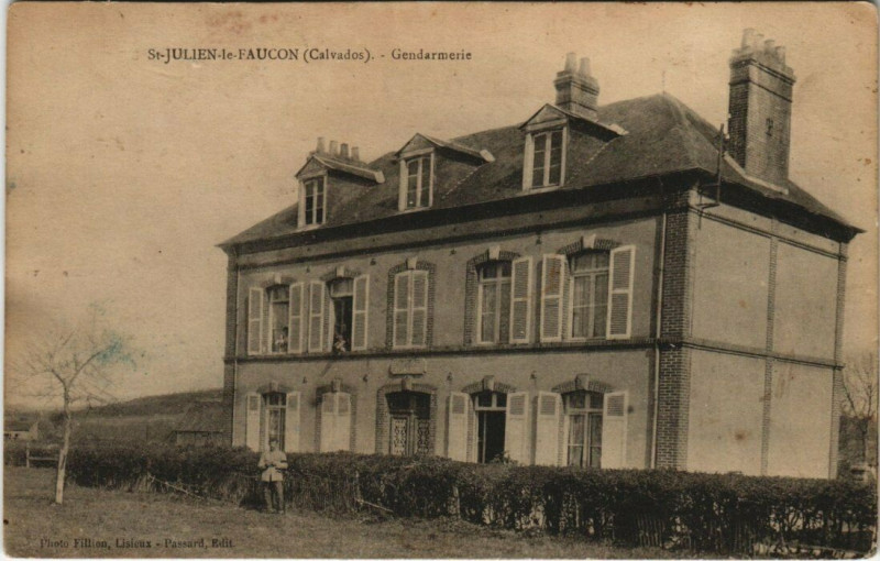 Carte postale ancienne Saint-Julien-le-Faucon - Gendarmerie