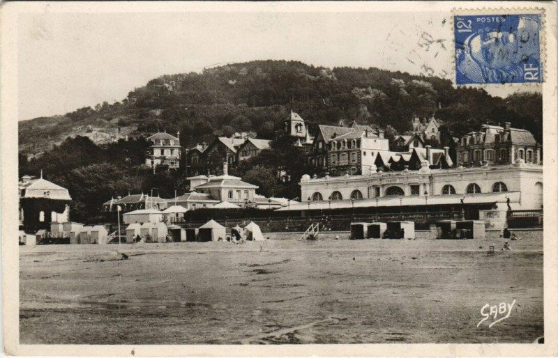 Carte postale ancienne Houlgate - Le Casino un groupe de Villas et a l'arriere plan à Houlgate
