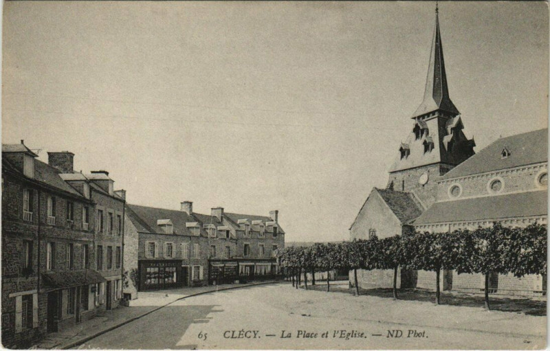 Carte postale ancienne Clecy - La Place et l'Eglise à Clécy