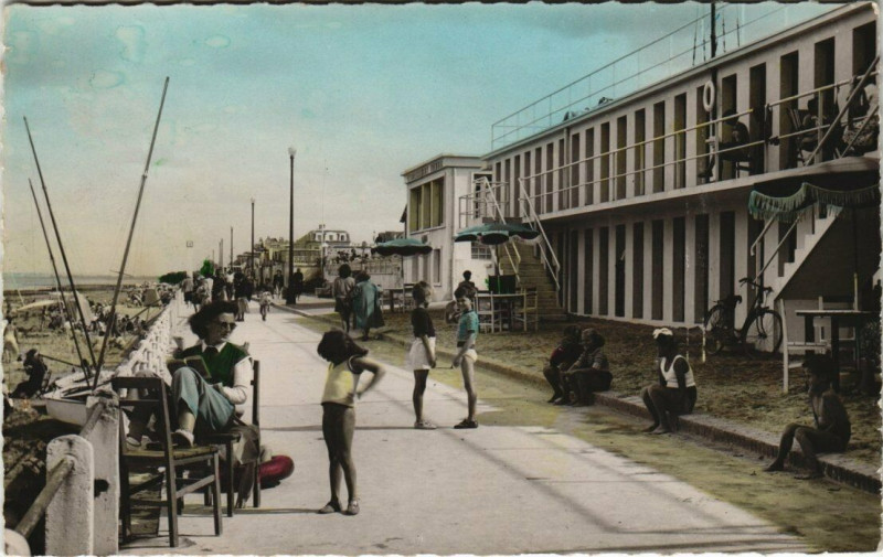Carte postale ancienne Luc-sur-Mer - La Digue et le Solarium à Luc-sur-Mer