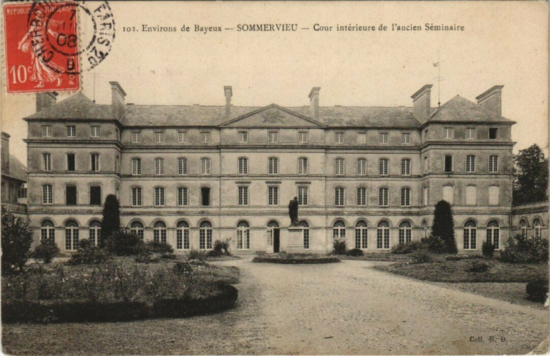 Carte postale ancienne Environs de Bayeux - Sommervieu - Cour intérieure à Bayeux