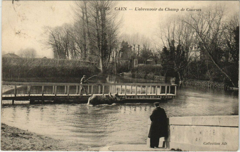 Carte postale ancienne Caen - L'abreuvoir du Champ de Courses à Caen