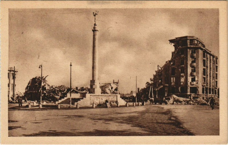 Carte postale ancienne Caen - Monument aux Morts et Hotel Malherbe à Caen