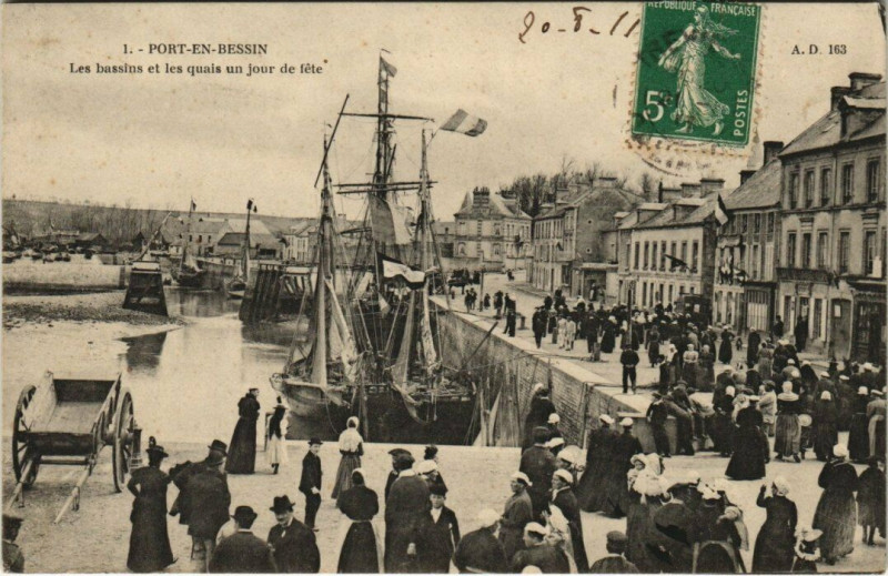 Carte postale ancienne Port-en-Bessin - Les bassins et les quais un jour de féte