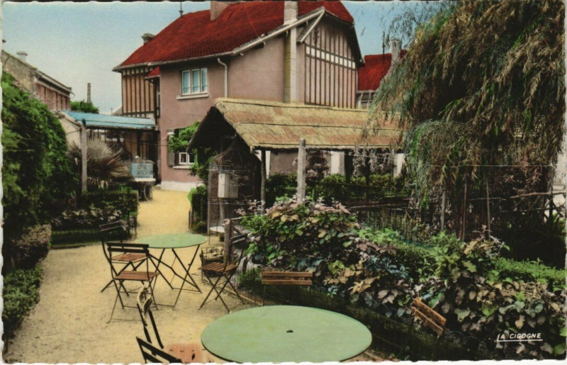 Carte postale ancienne Courseulles-sur-Mer - Le jardin du Café du Centre à Courseulles-sur-Mer