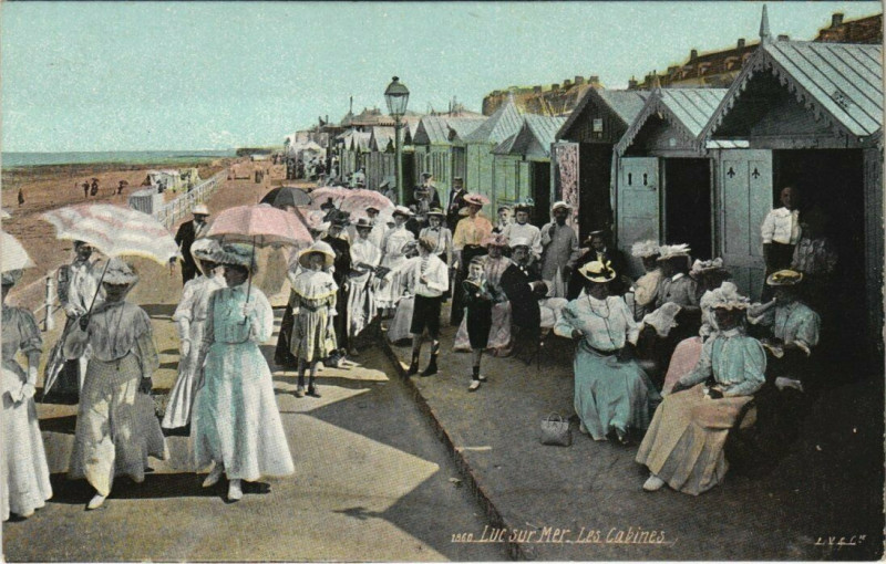 Carte postale ancienne Luc-sur-Mer - Les Cabines à Luc-sur-Mer