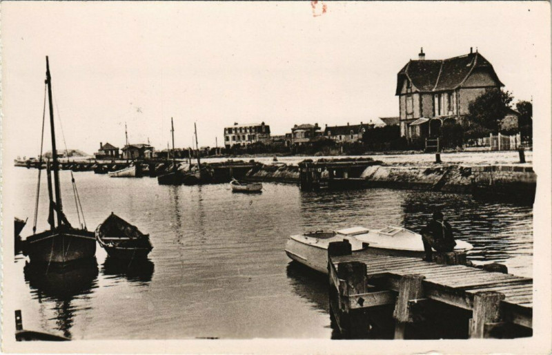 Carte postale ancienne Courseulles-sur-Mer - Avant-Port à Courseulles-sur-Mer