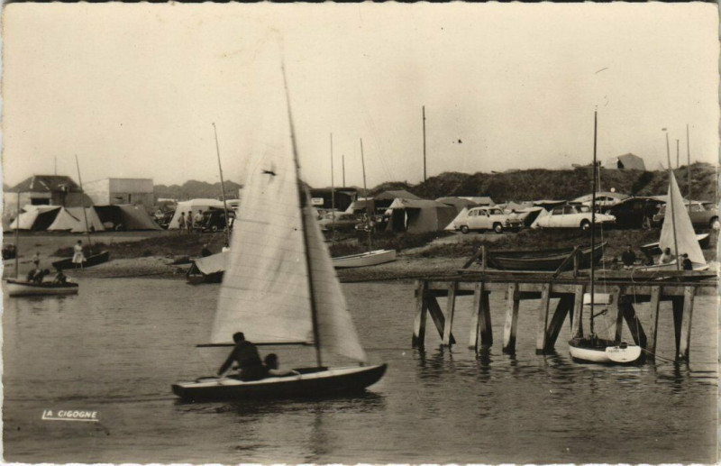 Carte postale ancienne Courseulles-sur-Mer - Voilier au port à Courseulles-sur-Mer
