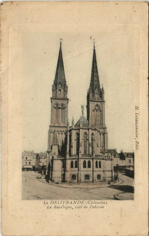 Carte postale ancienne La Delivrande - La Basilique coté de l'abside
