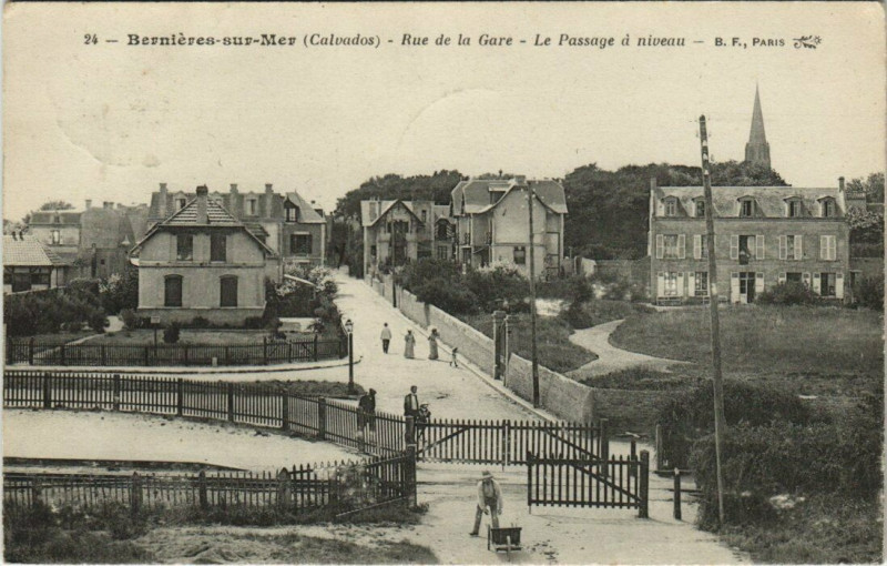 Carte postale ancienne Bernieres-sur-Mer - Rue de la Gare - Le Passage a niveau à Bernières-sur-Mer