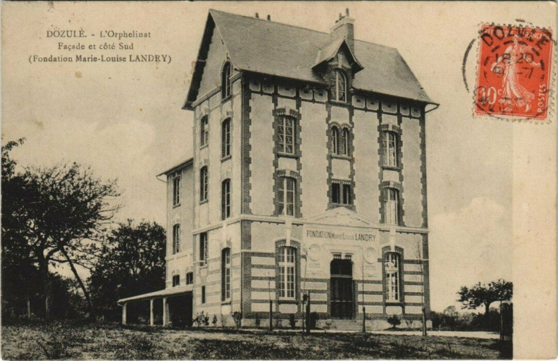 Carte postale ancienne Dozule - L'Orphelinat - Facade et cote Sud à Dozulé