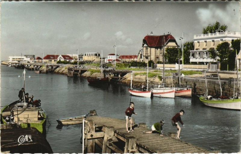 Carte postale ancienne Courseulles-sur-Mer - Le Port à Courseulles-sur-Mer