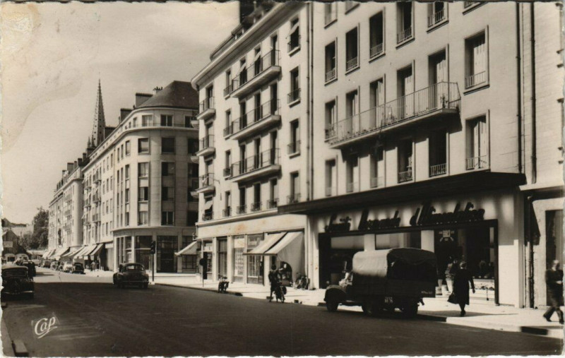 Carte postale ancienne Caen - La rue Saint-Jean à Caen
