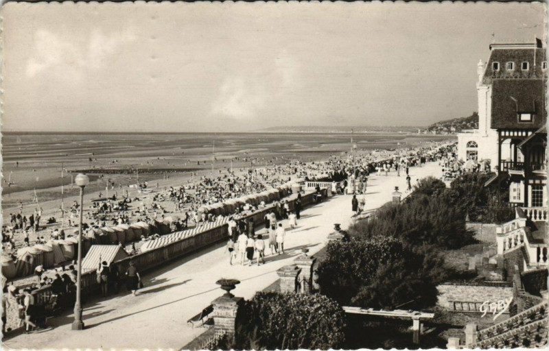 Carte postale ancienne Cabourg - Perspective de la Plage à Cabourg