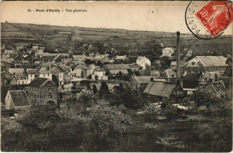 Carte postale ancienne Pont-d'Ouilly - Vue générale à Pont-d'Ouilly