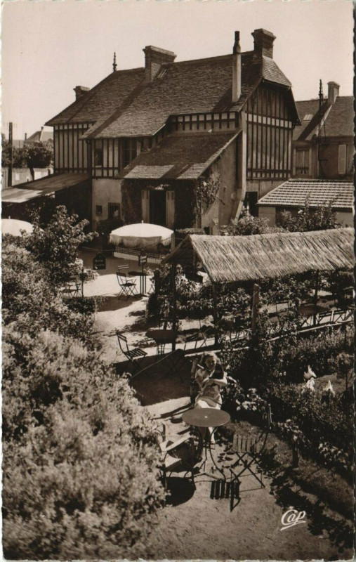 Carte postale ancienne Courseulles-sur-Mer - Café du Centre à Courseulles-sur-Mer