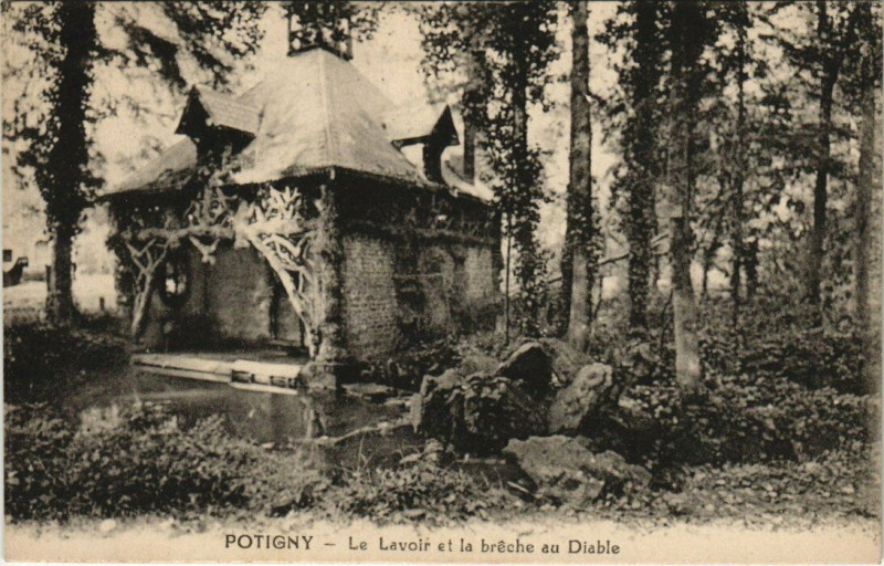 Carte postale ancienne Potigny - Le Lavoir et la bréche au Diable à Potigny