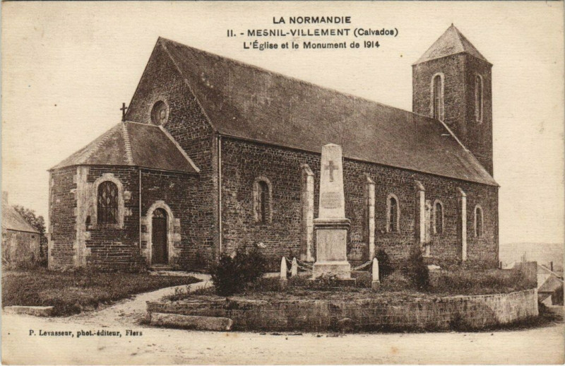Carte postale ancienne Mesnil-Villement - L'Eglise et le Monument de 1914