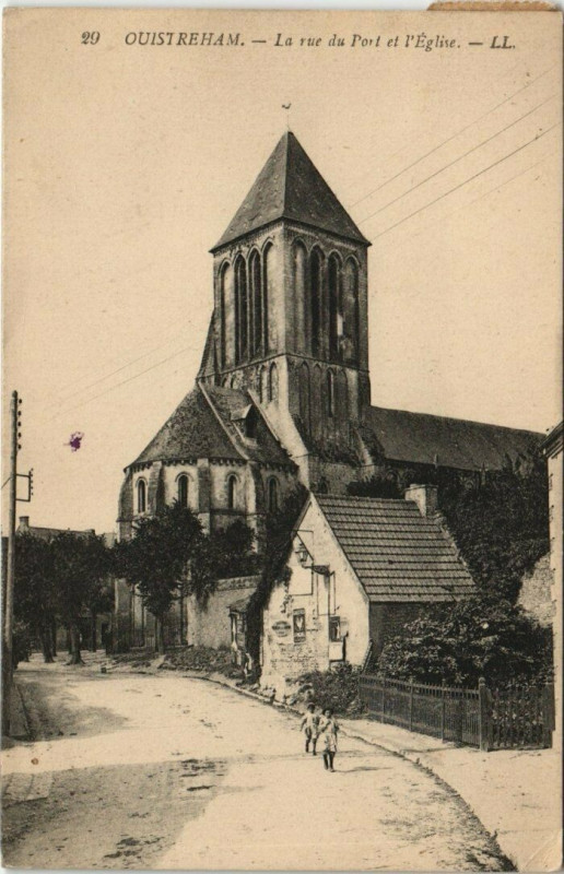 Carte postale ancienne Ouistreham - La rue du Port et l'Eglise à Ouistreham