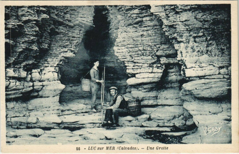 Carte postale ancienne Luc-sur-Mer - Une Grotte à Luc-sur-Mer